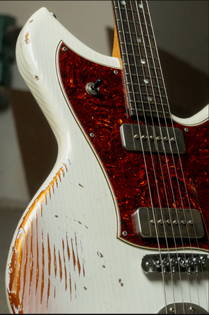 Novo Novo Serus J Dealer Limited in Olympic White über Aztec Gold