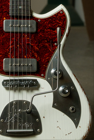 Novo Novo Serus J Dealer Limited in Olympic White über Aztec Gold