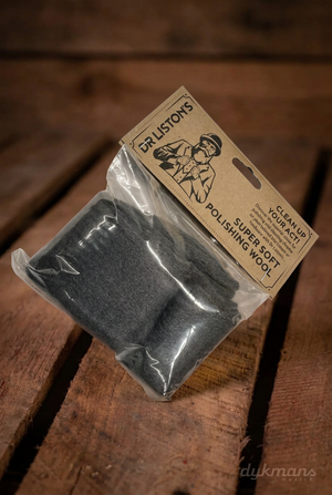 Dr. Liston's Super Soft Polishing Wool 2 m op een warme houten achtergrond