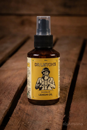 Dr. Liston's Superior Lemon Oil 100 ml op een warme houten achtergrond