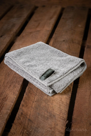 Grijze Dunlop 5435 System 65 Plush Microfiber Cloth met Dunlop label op warm hout